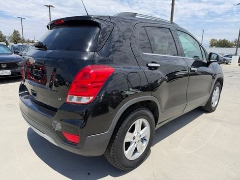 Used 2019 Chevrolet Trax LT w/ Driver Confidence Package FWD image 2