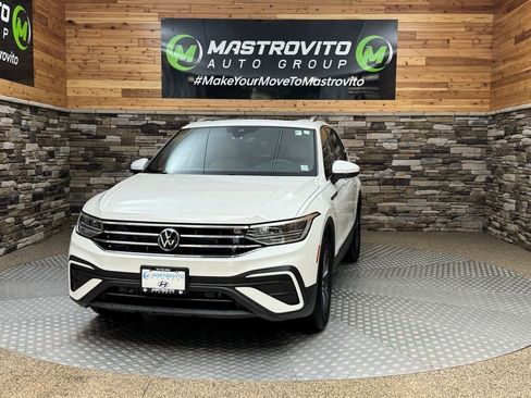 Used 2023 Volkswagen Tiguan SE w/ Panoramic Sunroof Package image 4