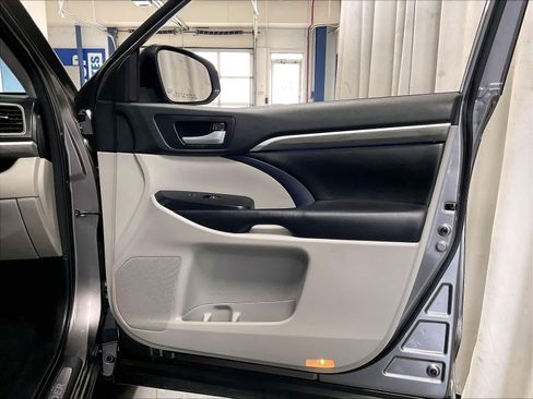 Used 2018 Toyota Highlander Limited image 12