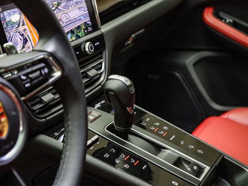 Certified 2025 Porsche Macan image 27