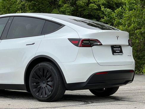 Used 2023 Tesla Model Y Long Range AWD/4WD image 9