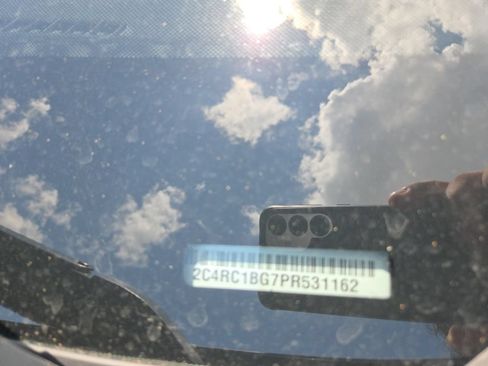 Used 2023 Chrysler Pacifica Touring-L FWD image 4