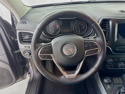 Used 2019 Jeep Cherokee Latitude Plus w/ Cold Weather Group AWD/4WD image 18