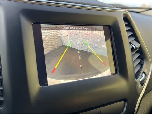 Used 2019 Jeep Cherokee Latitude Plus w/ Cold Weather Group image 21