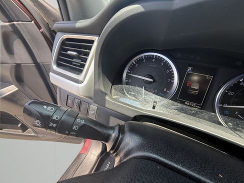 Used 2019 Toyota Highlander XLE AWD/4WD image 20