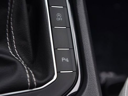 Used 2025 Volkswagen Taos SE FWD image 17
