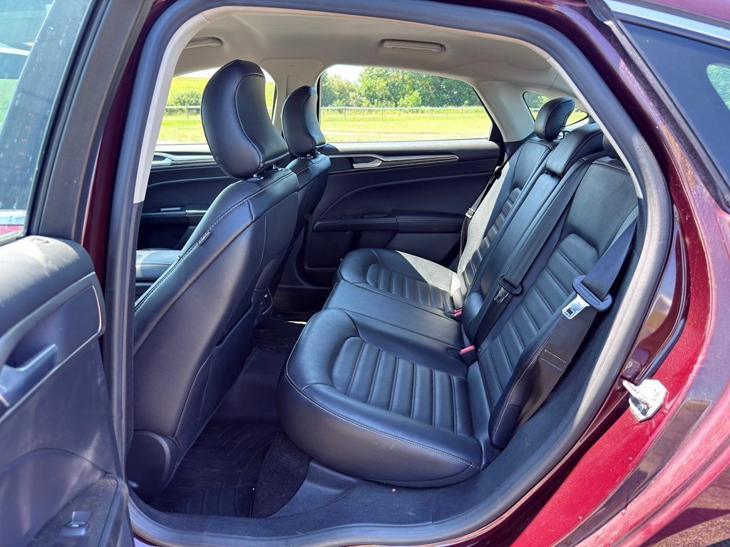 Used 2017 Ford Fusion SE w/ Fusion SE Technology Package FWD image 5