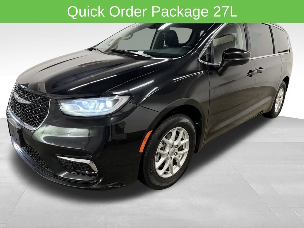 Used 2023 Chrysler Pacifica Touring-L FWD image 6