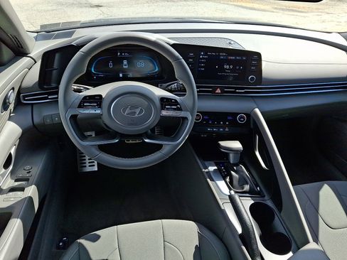 Certified 2025 Hyundai Elantra Sport FWD image 11