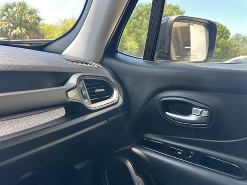 Used 2023 Jeep Renegade Latitude AWD/4WD image 24