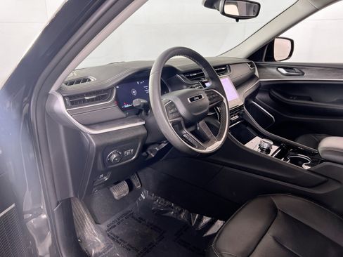 Used 2023 Jeep Grand Cherokee Limited w/ Black Appearance Package image 9