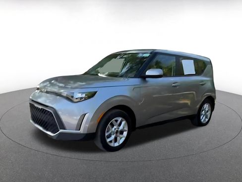 Used 2025 Kia Soul LX w/ LX Technology Package FWD image 8