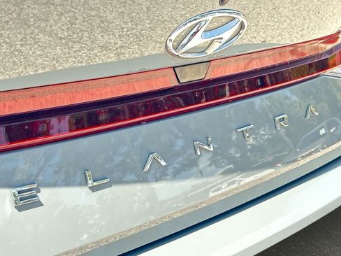Used 2021 Hyundai Elantra SE FWD image 8
