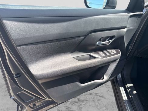 Used 2025 Nissan Kicks SV AWD/4WD image 17