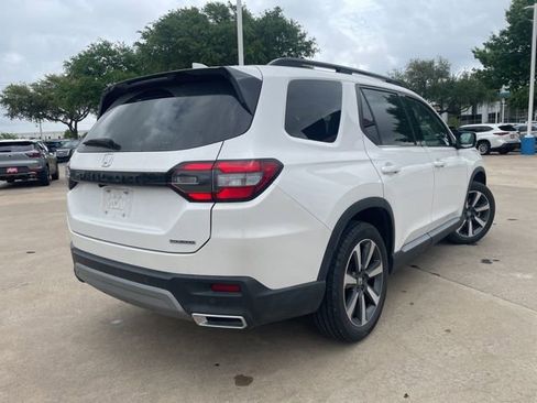 Used 2025 Honda Pilot Touring image 4