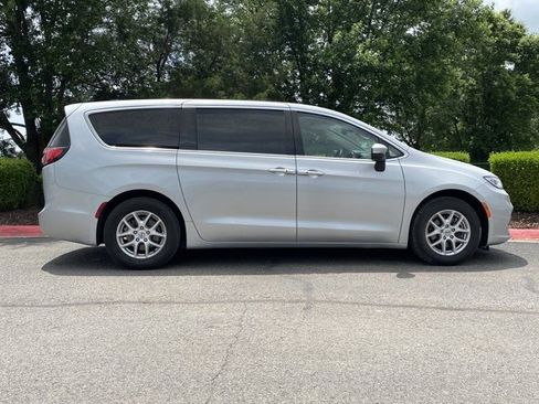 Used 2023 Chrysler Pacifica Touring-L FWD image 2