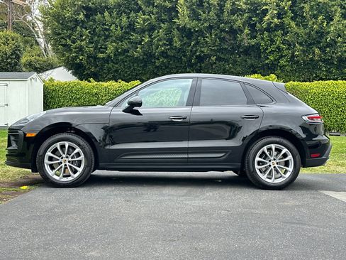 Certified 2025 Porsche Macan AWD/4WD image 2