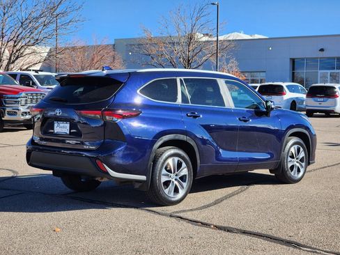 Used 2024 Toyota Highlander XLE image 3