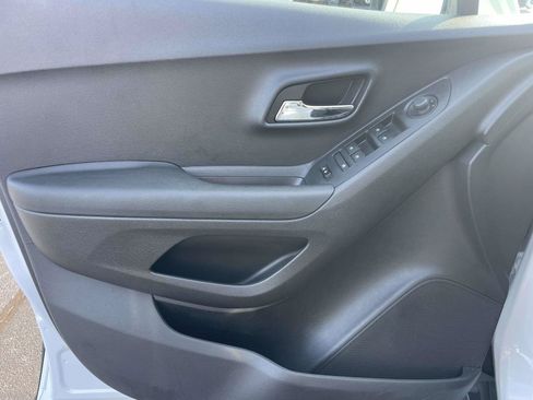 Used 2020 Chevrolet Trax LT w/ LT Convenience Package FWD image 14