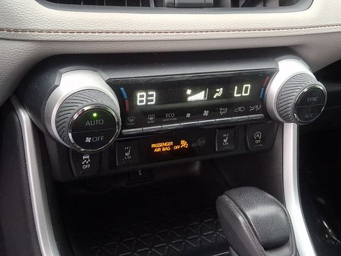 Used 2020 Toyota RAV4 XLE w/ Convenience Package AWD/4WD image 16