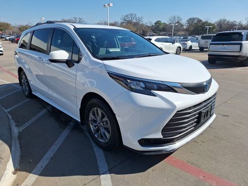 Used 2024 Toyota Sienna LE w/ LE Plus Package image 8