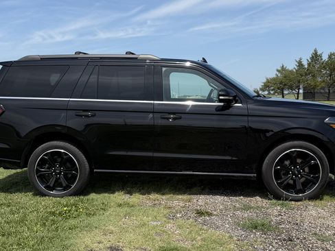Used 2023 Ford Expedition Limited AWD/4WD image 2