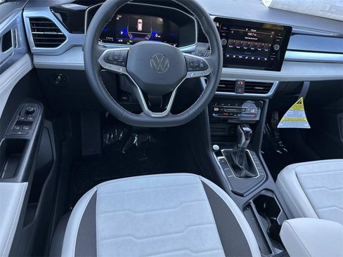 New 2025 Volkswagen Taos SE image 20