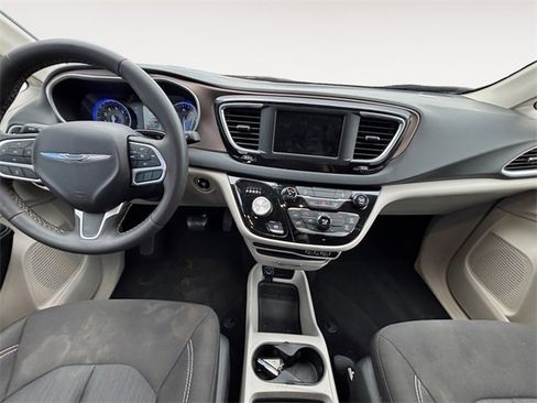 Used 2023 Chrysler Voyager LX image 11