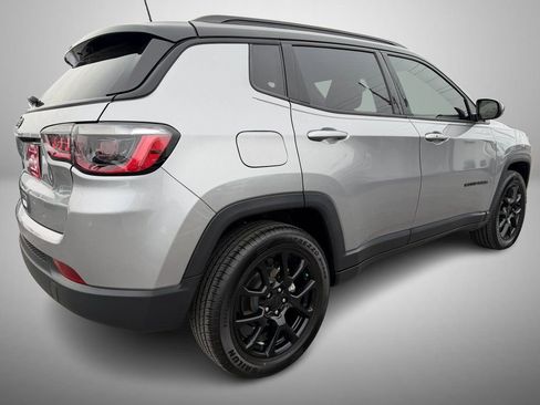 Used 2024 Jeep Compass Latitude w/ Convenience Group AWD/4WD image 3