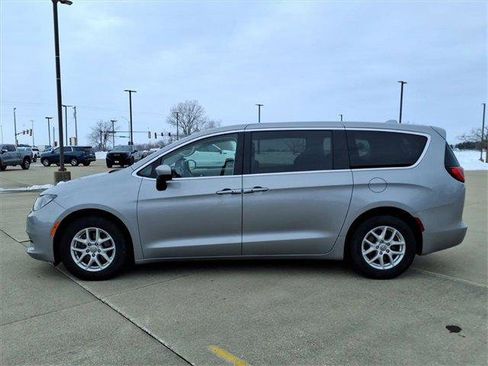 Used 2017 Chrysler Pacifica Touring image 2
