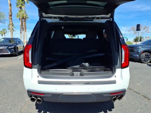 Used 2022 GMC Yukon XL Denali w/ Denali Premium Package image 10