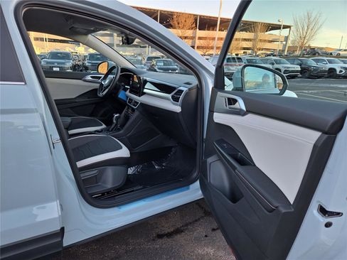 New 2026 Volkswagen Taos SE image 25