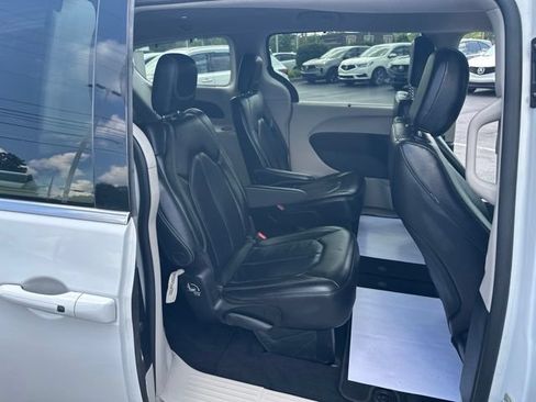 Used 2022 Chrysler Pacifica Touring-L FWD image 19