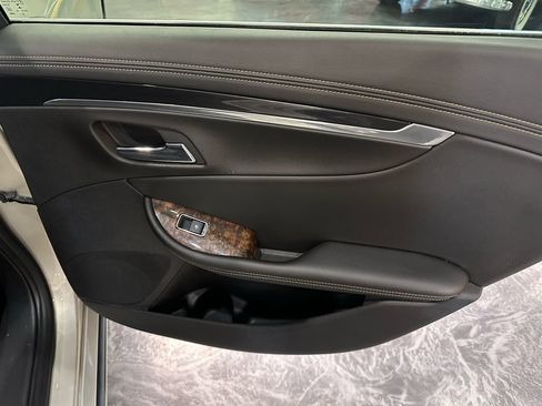 Used 2015 Chevrolet Impala LT w/ Convenience Package image 11