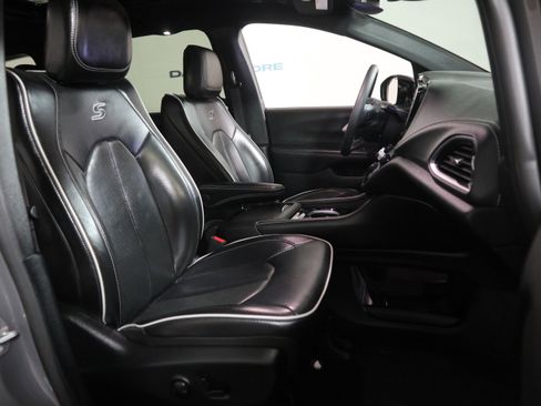 Used 2025 Chrysler Pacifica Limited image 20