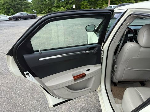Used 2006 Chrysler 300 C RWD image 24
