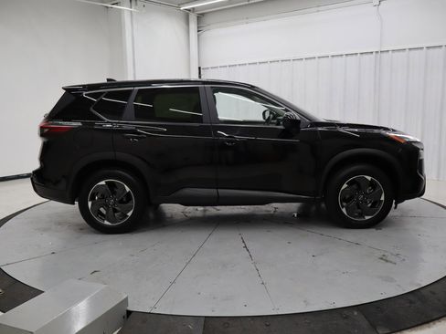 Used 2024 Nissan Rogue SV image 2