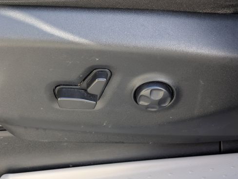 Used 2023 Chrysler Pacifica Touring-L image 13