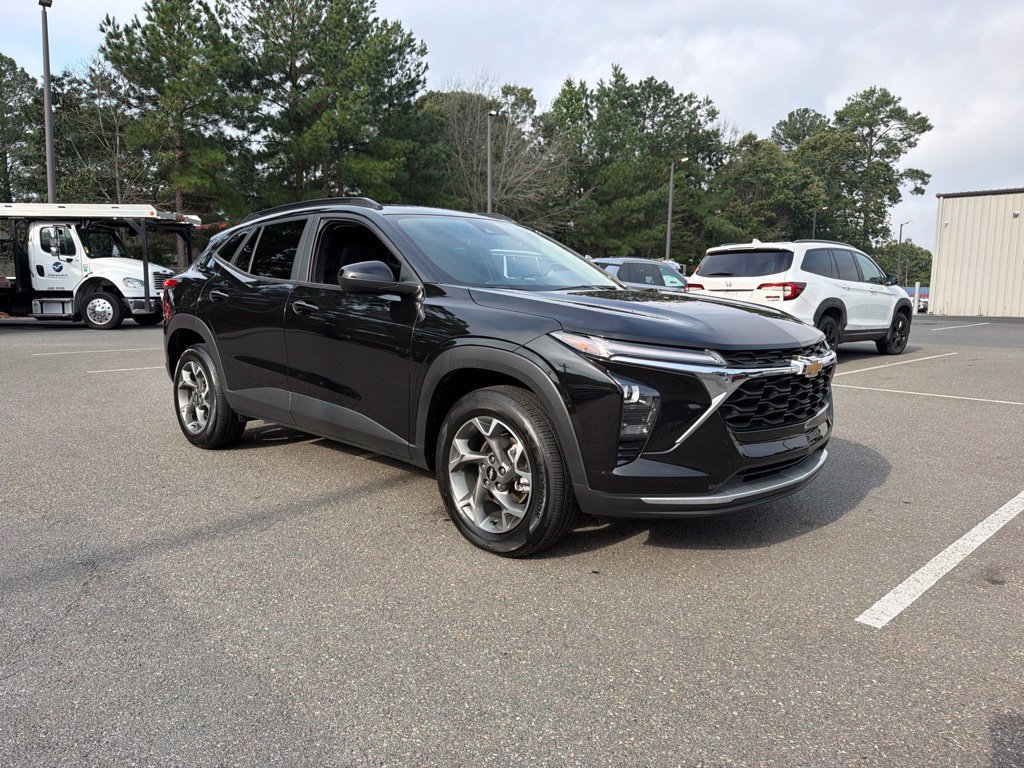 Used 2025 Chevrolet Trax LT FWD image 4