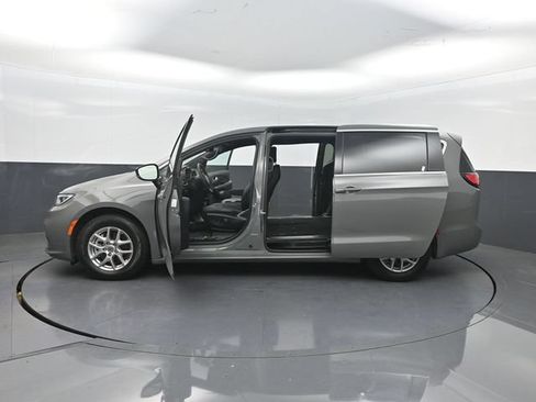 Used 2025 Chrysler Pacifica Select FWD image 37