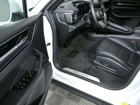 Certified 2024 Porsche Macan 4 Electric AWD/4WD image 8