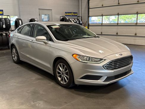 Used 2017 Ford Fusion SE w/ Fusion SE Technology Package FWD image 4