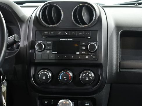 Used 2017 Jeep Patriot Latitude FWD image 9
