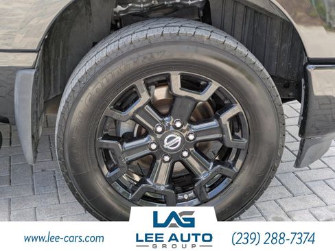 Used 2019 Nissan Titan SV w/ SV Convenience Package AWD/4WD image 9