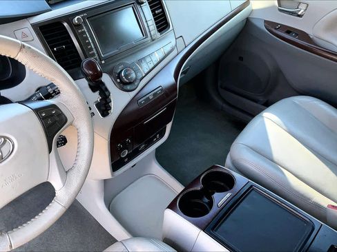 Used 2012 Toyota Sienna XLE w/ Premium Pkg image 16