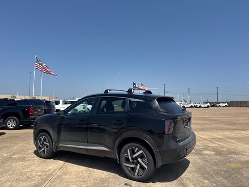 Used 2025 Nissan Kicks SV w/ SV Premium Package FWD image 12