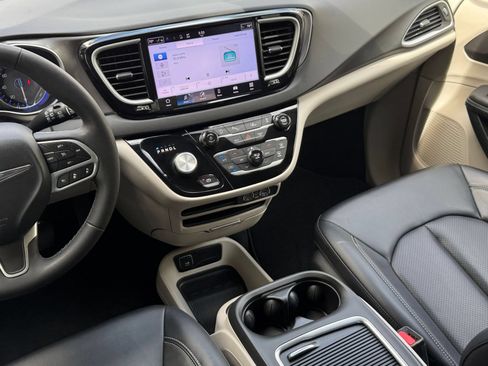 Used 2024 Chrysler Pacifica Touring-L FWD image 20