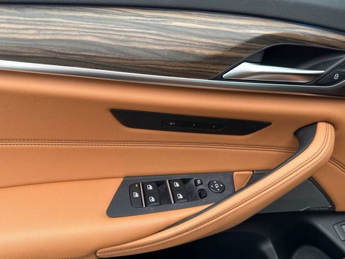 Certified 2023 BMW 530e w/ Premium Package image 12