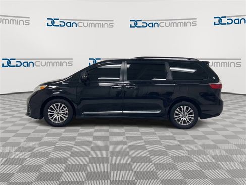 Used 2018 Toyota Sienna XLE w/ XLE Navigation Package image 5