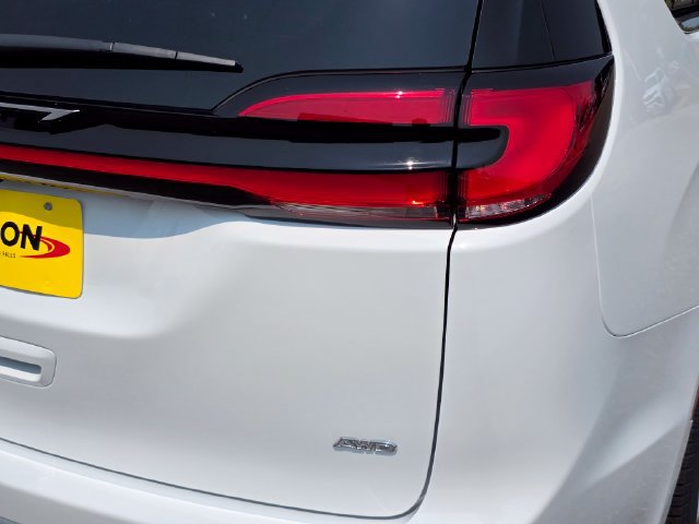 New 2027 Chrysler Pacifica Select AWD/4WD image 9